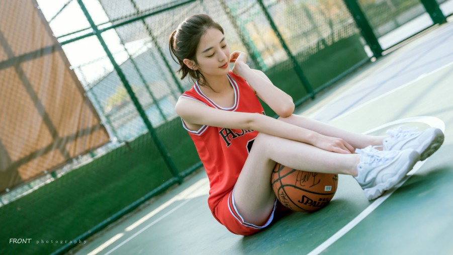 刘诗诗身穿阿玛尼顶级高定现身百花奖，从容坦荡尽显格局